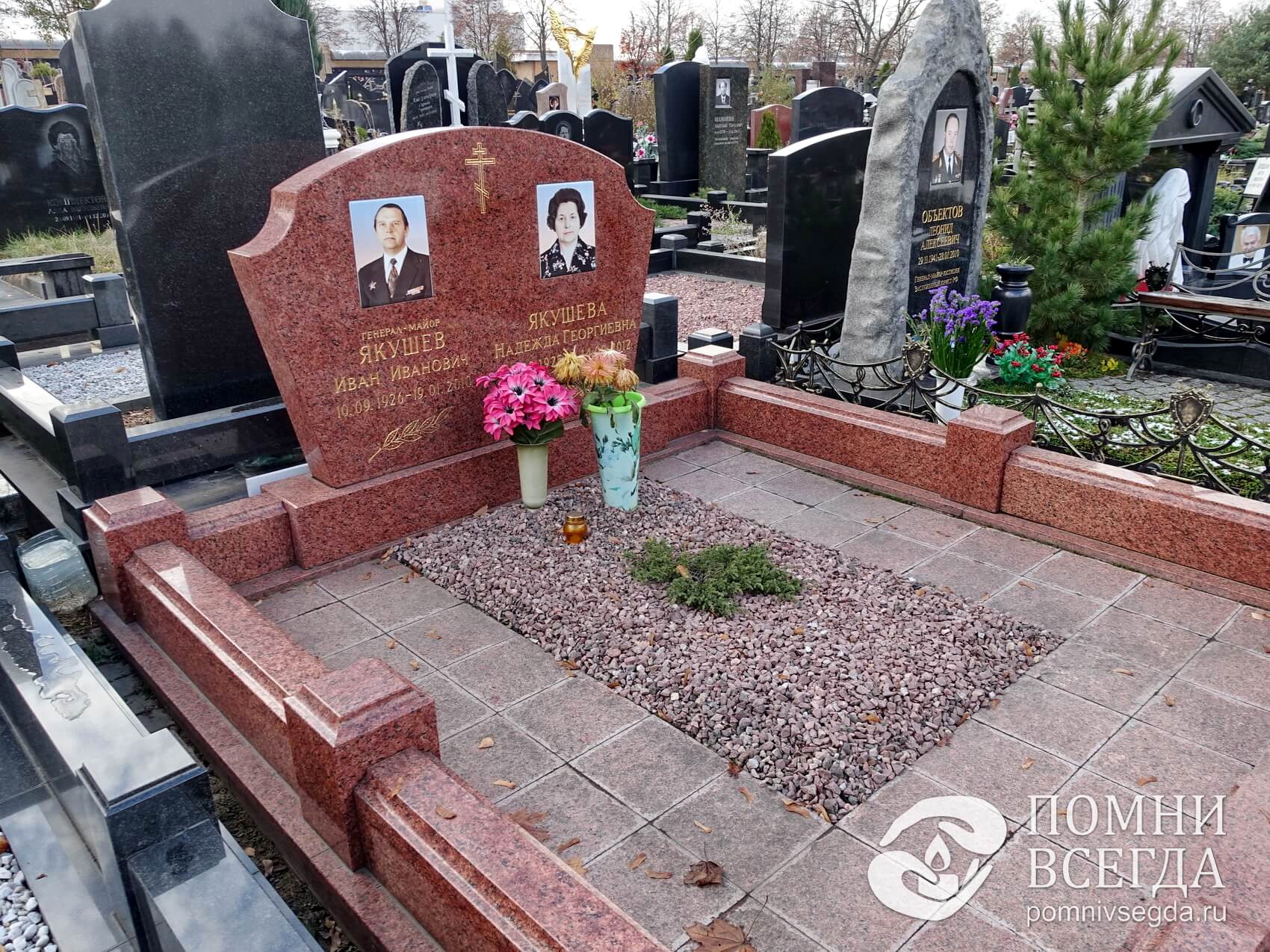 Широкое надгробье и наполненный каменной крошкой цветник без бортов